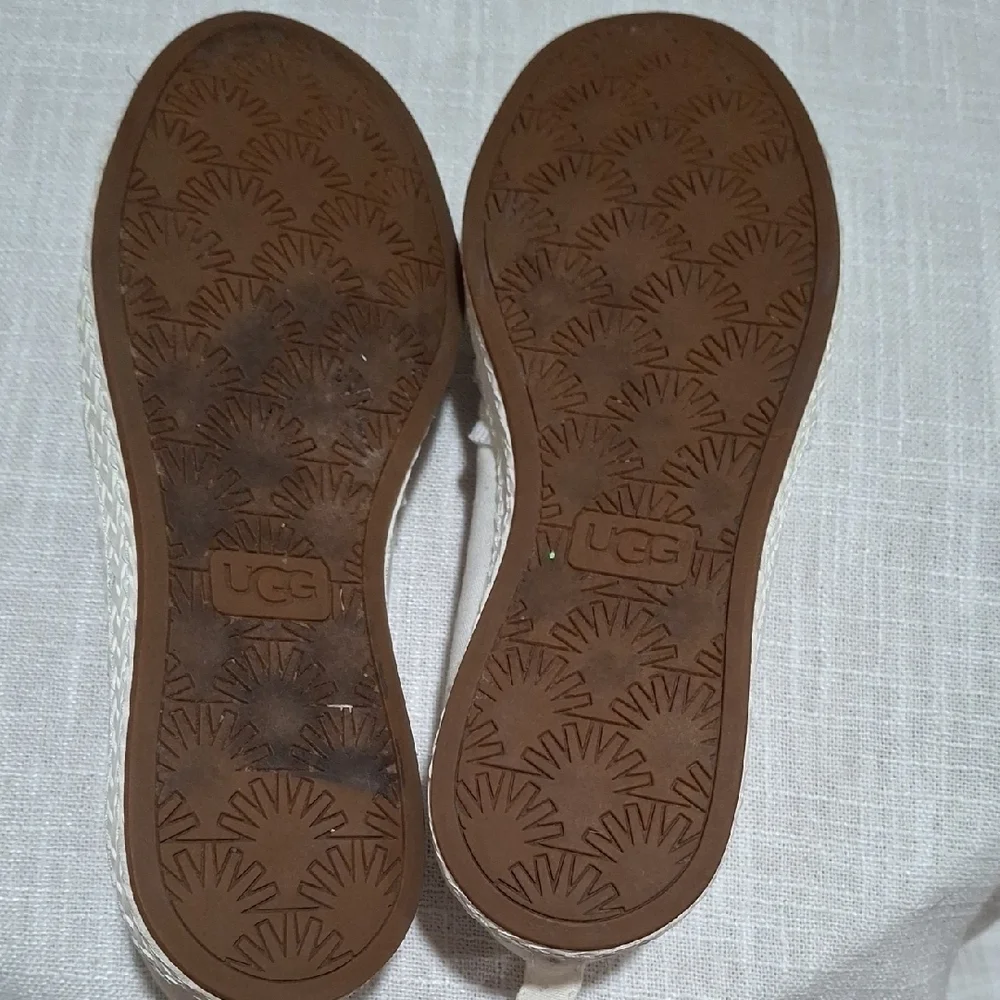 UGG elegant cream